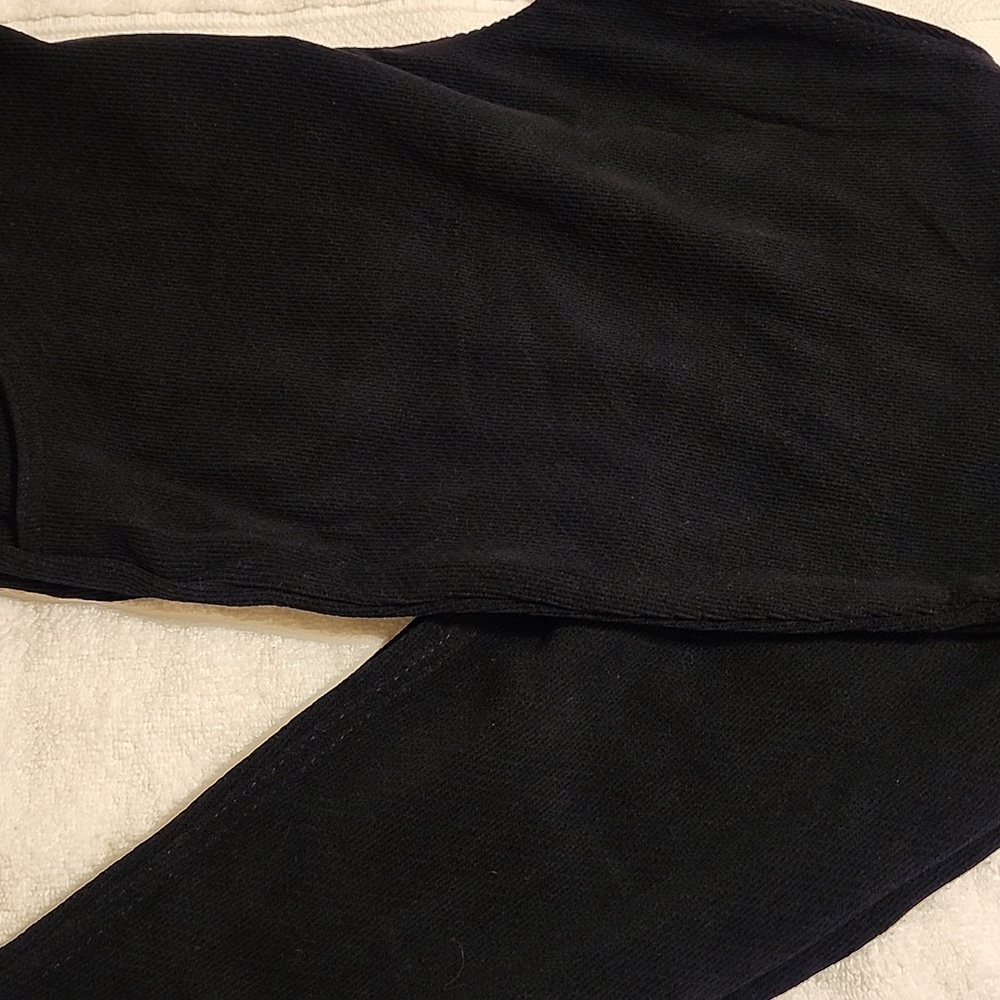 HUE - New With Tags. Leggings with Pocket Detail Size Large